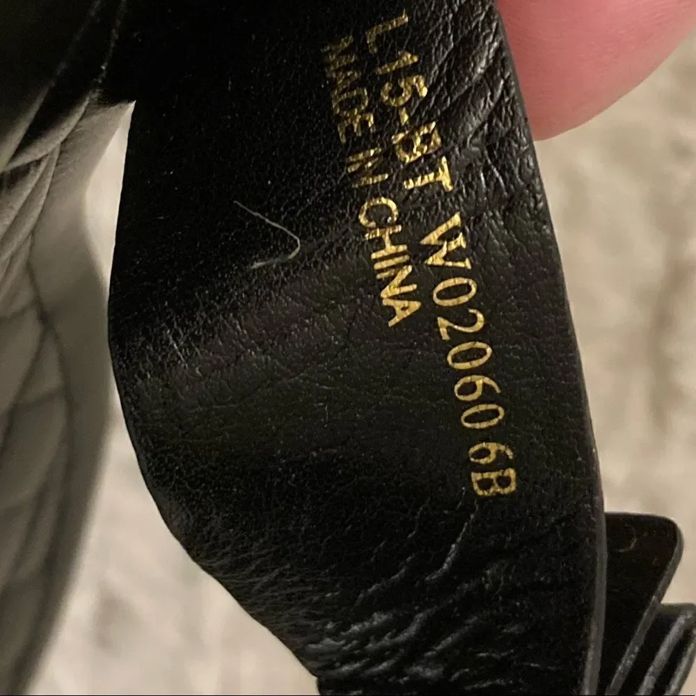 : : COLE HAAN OS GRAND Thong Sandals with Gold Tone Block Square Logo Detail : :
